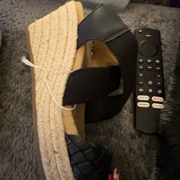 Sonoma Black and Tan Sandals with Minimalist Design - Picture 4 of 4